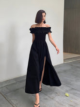 Schulterfreies, langes Kleid mit Rüschen und hohem Schlitz